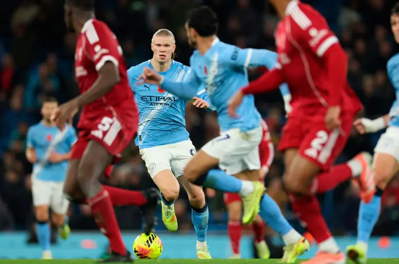 El Manchester City golea al Liverpool y aprovecha el tropiezo del Arsenal