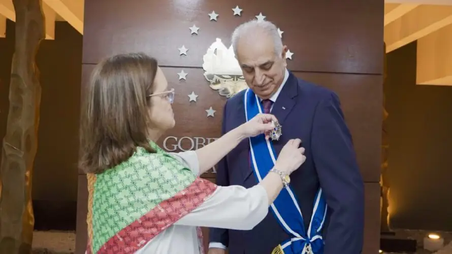 Condecoran a embajador de Palestina luego de siete años de servicio en El Salvador