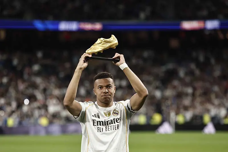 Mbappé ofrece la Bota de Oro a la afición en el Santiago Bernabéu