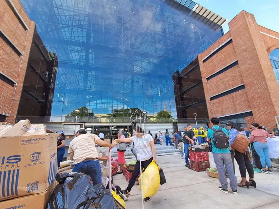 Vendedores de San Miguelito empiezan traslado al nuevo mercado y desmantelan locales en las calles