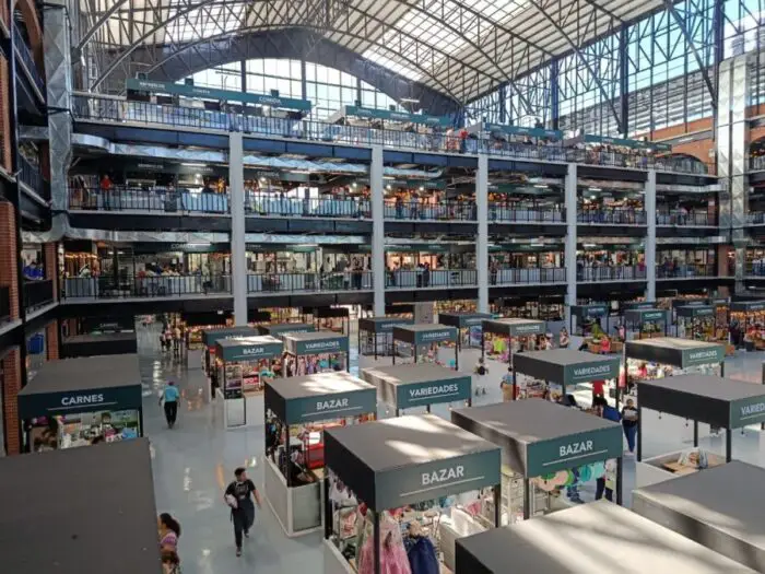 Considerable afluencia de compradores en nuevo mercado San Miguelito, aunque hay quejas por los precios