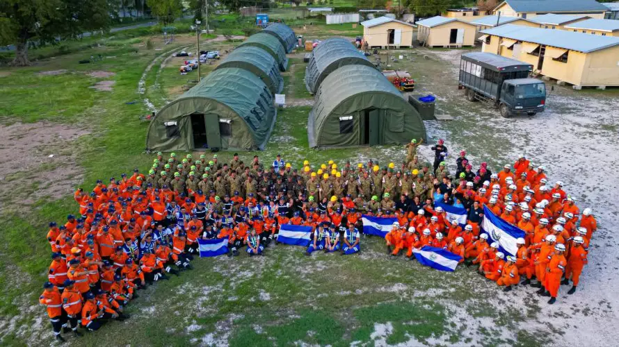 Regresan de Jamaica rescatistas salvadoreños enviados para ayudar a afectados por huracán Melissa