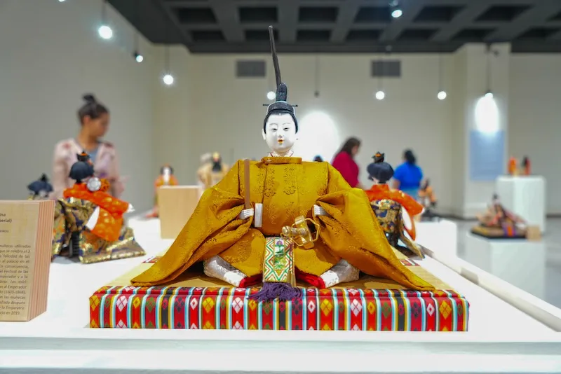 El arte y belleza de las muñecas japonesas en exhibición en San Salvador