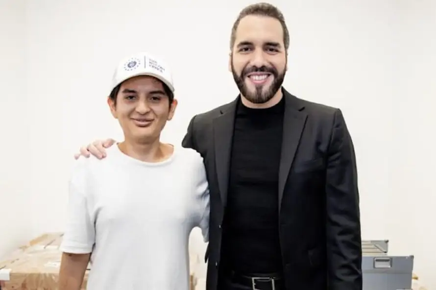 Un joven de Soyapango ayudará a ensamblar tecnología de chips de Nvidia en El Salvador