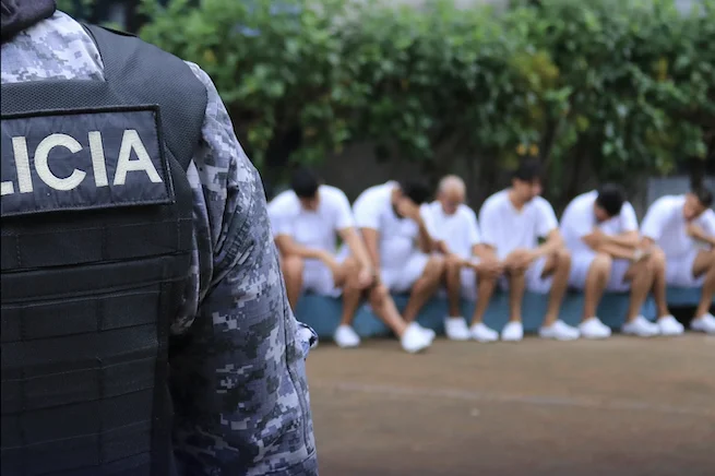 Condenan en ausencia a pandillero de la MS-13 a más de 170 años por homicidio, extorsión y otros delitos