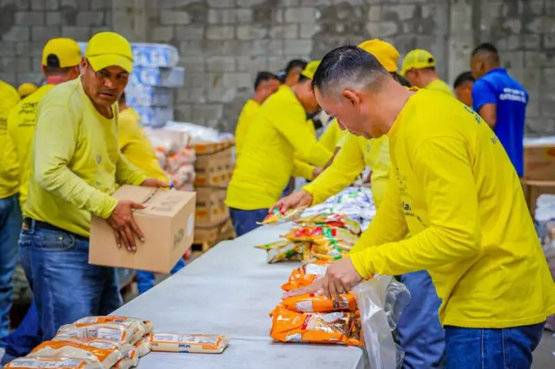 Reos en fase de confianza empaquetan alimentos para ayuda en Jamaica