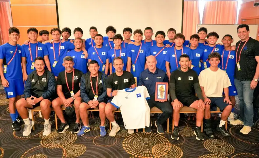 Philippe Senderos motiva a la Selecta sub-17 antes de su duelo ante Colombia