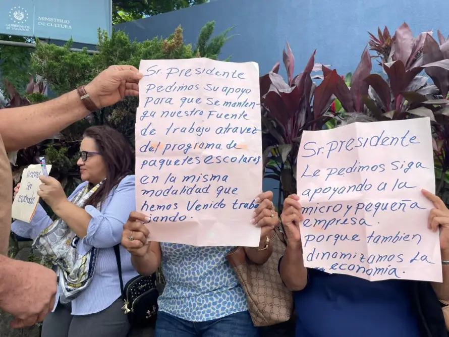 Comerciantes piden a Bukele y a Educación mantener su participación en contrato del paquete escolar