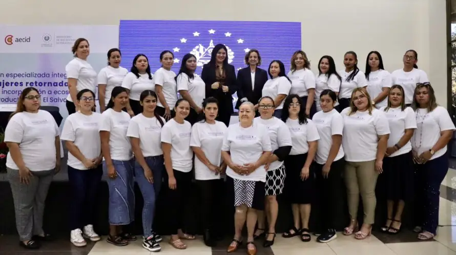 Cooperación Española financiará programa para atender a más de 2,000 salvadoreñas deportadas