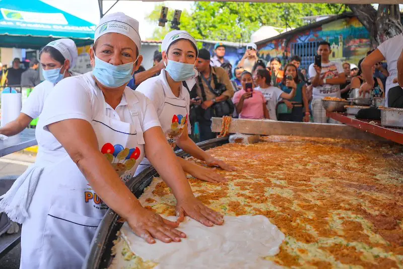 Elaboran “la pupusa más grande del mundo” en Olocuilta