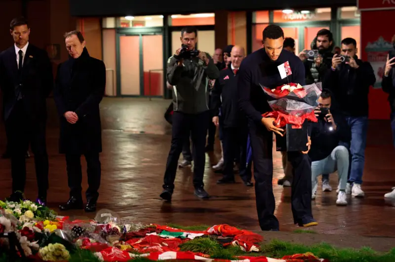 El Real Madrid homenajea a Diogo Jota con una ofrenda floral en Anfield
