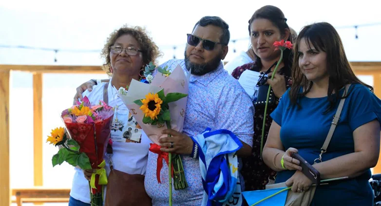 Salvadoreño en el exterior se reúne con su familia separada durante la guerra luego de 40 años