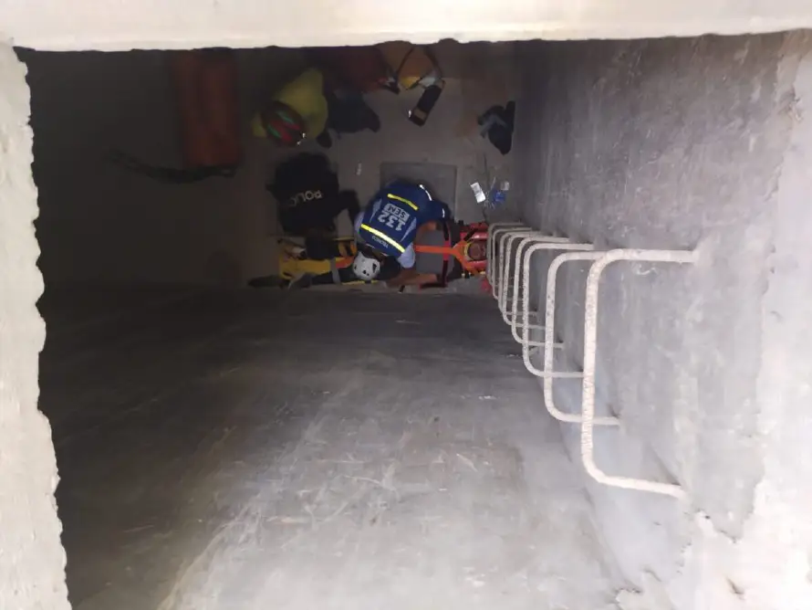 Rescatan a un joven que cayó seis metros en la construcción de una cisterna