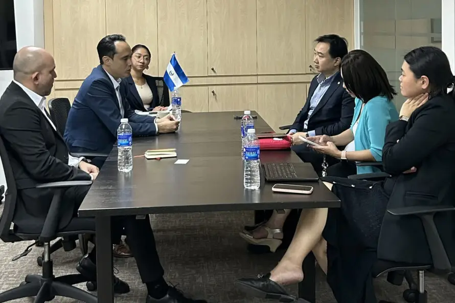Asociación de semiconductores de Singapur muestra interés en iniciativas en El Salvador