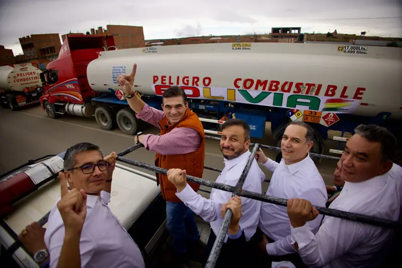 El nuevo presidente boliviano encabeza caravana que busca frenar la escasez de combustibles que lleva meses