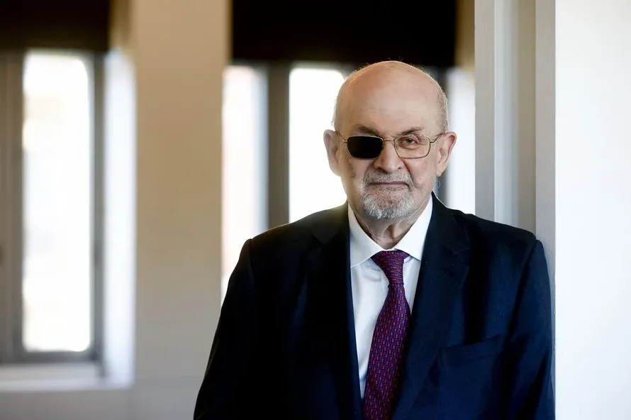 Salman Rushdie: “Pasarán los tiempos oscuros actuales”