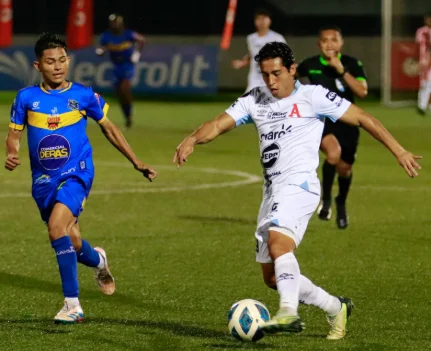 Lluvia, goles y expulsiones: Alianza empata 1-1 ante Zacatecoluca en Las Delicias