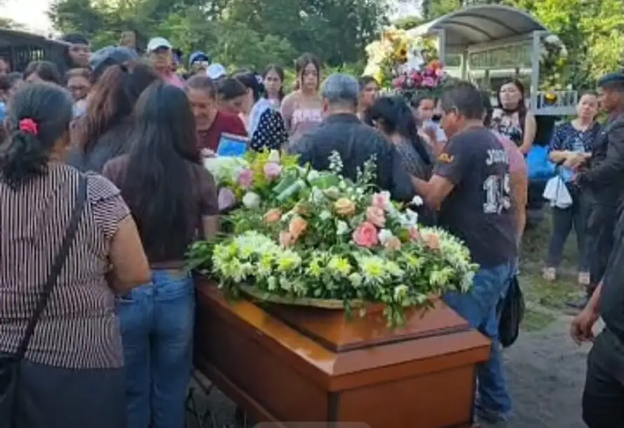 Familiares y amigos despiden en Chalatenango a mujer que murió de herida de bala en el Centro Histórico de San Salvador