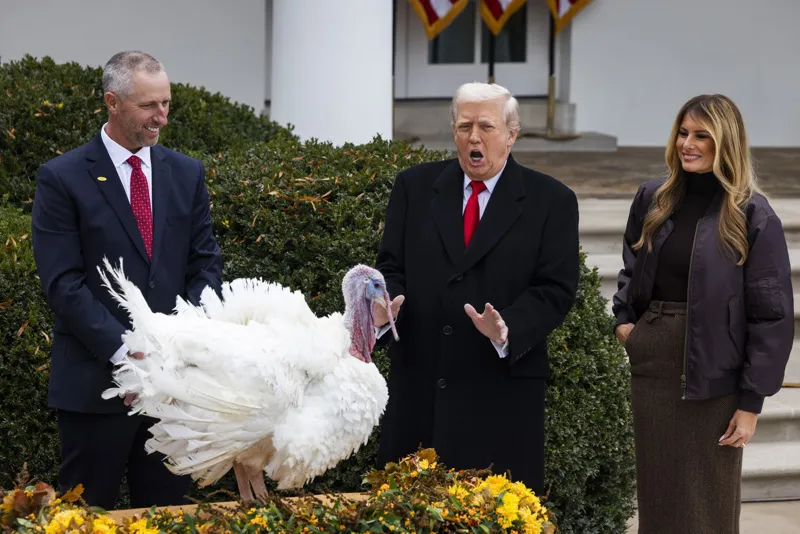 Trump bromea con enviar pavos perdonados al CECOT en El Salvador
