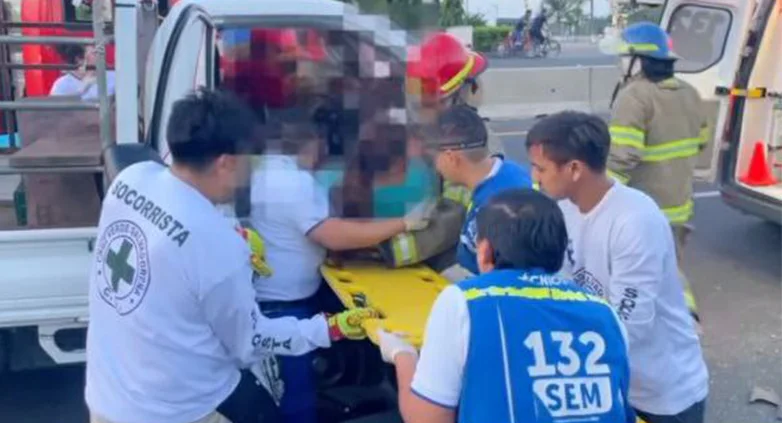 Reportan dos personas atrapadas por accidente entre dos camiones en la carretera Litoral