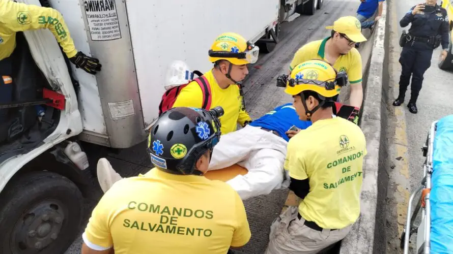 Cuádruple accidente deja un hombre atrapado en la carretera Troncal del Norte