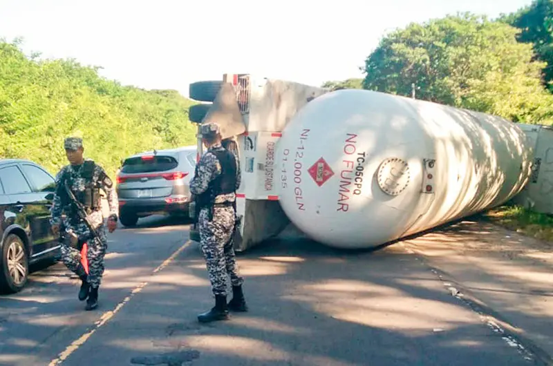 Choque ocasiona vuelco de una pipa en Jiquilisco