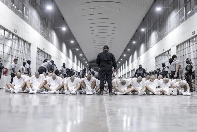 HRW denuncia torturas a venezolanos que fueron enviados por EE.UU. al Cecot