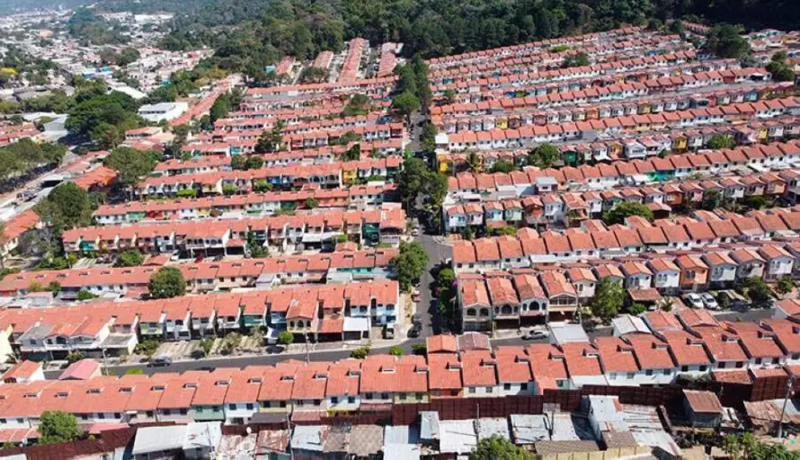 Un techo de zinc y esperanza: la lucha de millones por una vivienda digna en Centroamérica