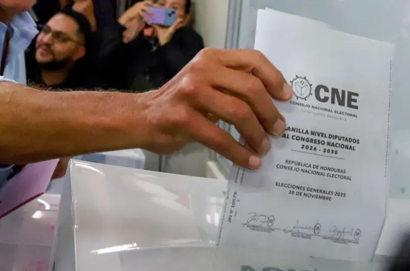 Honduras retrasa por una hora el cierre de las urnas ante la gran afluencia de electores