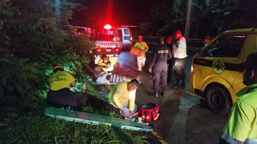 Ocho lesionados tras choque de dos camiones que transportaban pasajeros en Santo Tomás