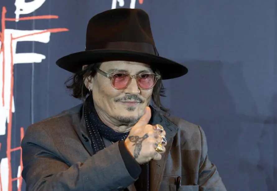 Johnny Depp llega a Tokio con su caótica exposición de arte "A bunch of stuff"