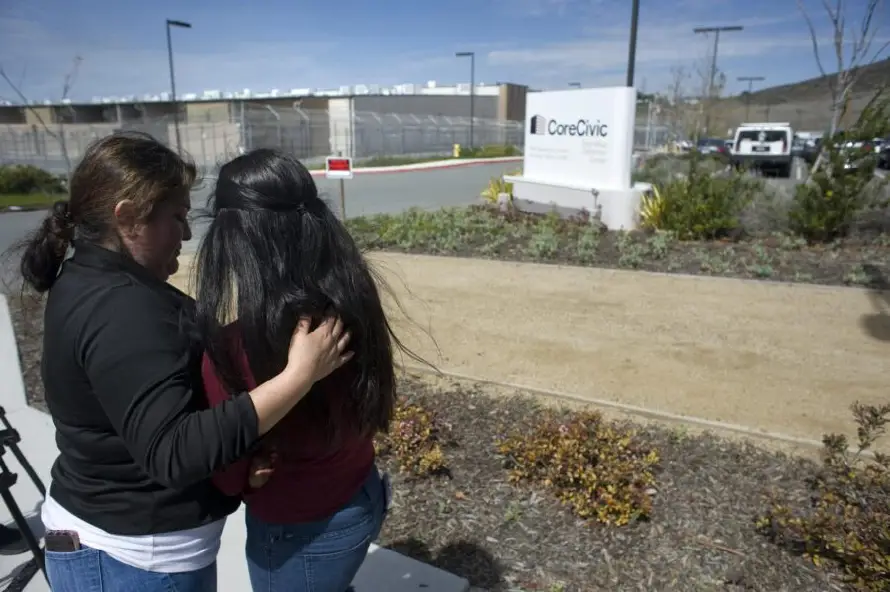 Detenidos demandan a ICE por abusos en mayor cárcel migratoria de California