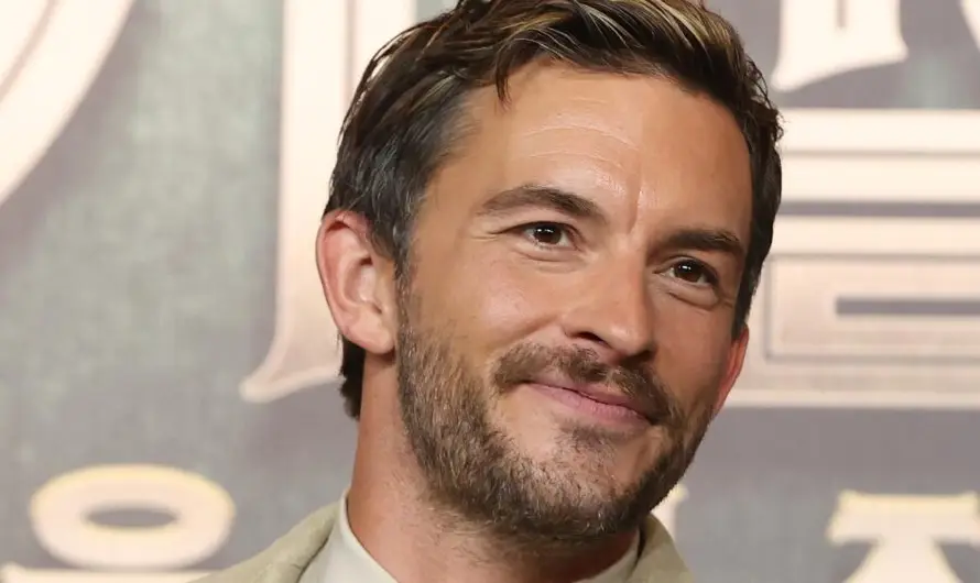 Jonathan Bailey, el primer actor abiertamente gay en ser elegido por People como el más sexy
