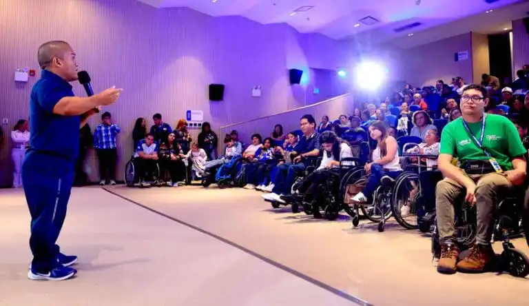 El paratleta Herbert Aceituno inspira con su historia de vida en la BINAES