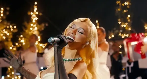 Christina Aguilera pone tono navideño a "My Favorite Things" ante la Torre Eiffel