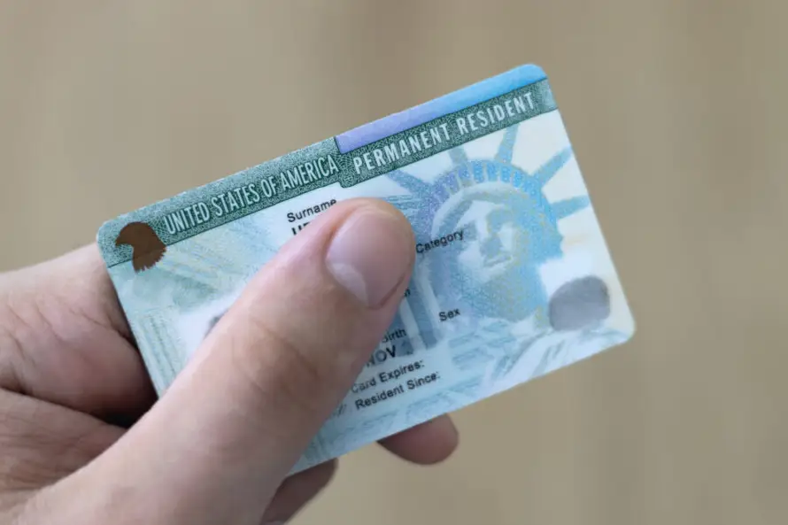 Trump ordena suspender lotería de 'green cards' tras tiroteo en Brown
