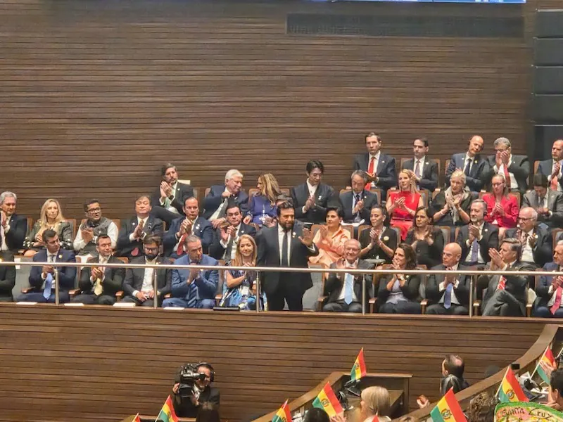 Félix Ulloa asiste a toma de posesión de Rodrigo Paz en Bolivia y recibe saludo a Bukele