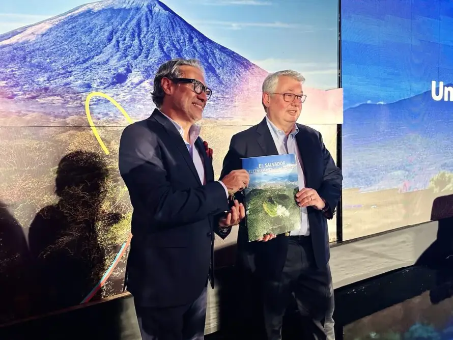 Bancoagrícola presenta edición 33 de "El Salvador, un rincón mágico", el primer libro con coordenadas para explorar los volcanes