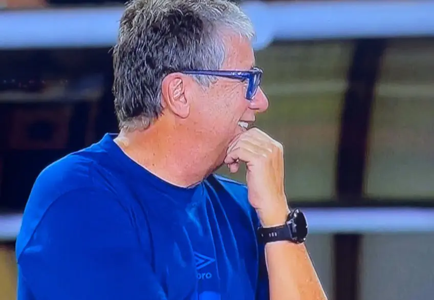 Periodistas deportivos critican a Hernán Gómez por ser captado “abrazando” y sonriendo con jugadores panameños tras la derrota de la Selecta