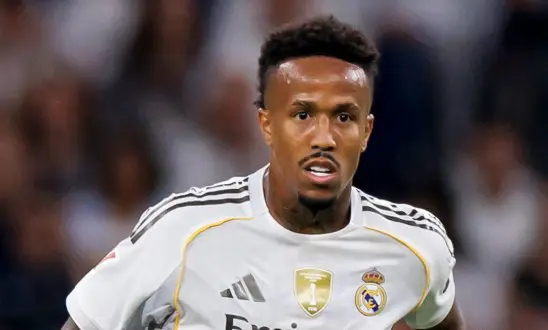 Éder Militao, defensor del Real Madrid, estará dos semanas fuera por lesión en el aductor derecho