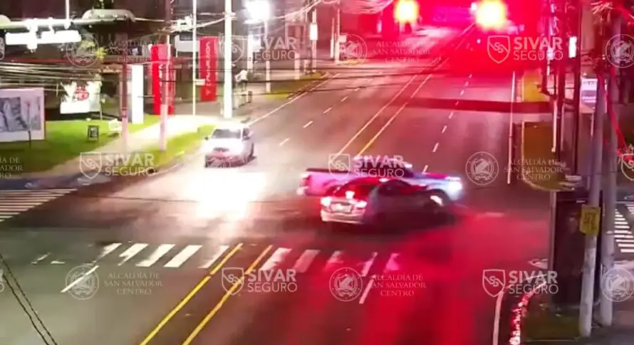 Video: Cámaras de Sivar Seguro captan choque entre dos vehículos en el Paseo General Escalón