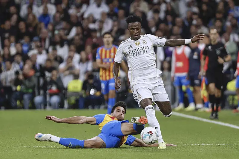 El Real Madrid firma su triunfo más placido y aumenta la presión al Barcelona