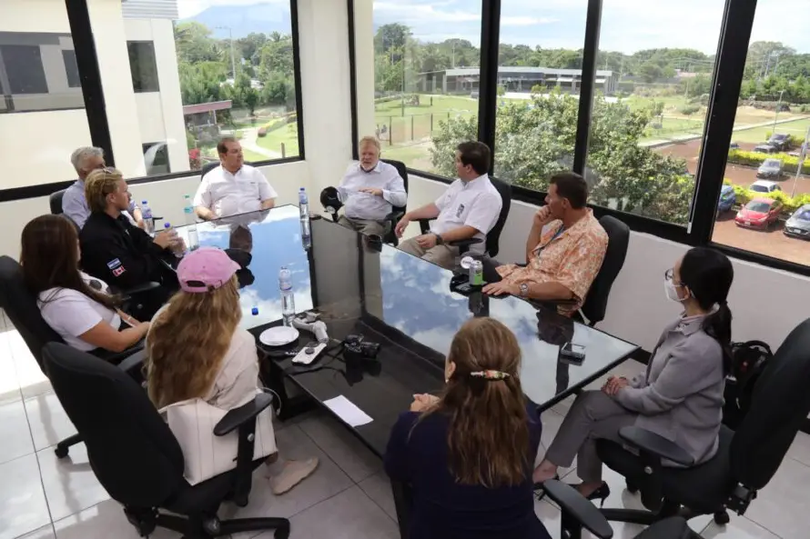 Empresario canadiense-salvadoreño apoya jornada de salud bucal y capacitación aérea en UNASA