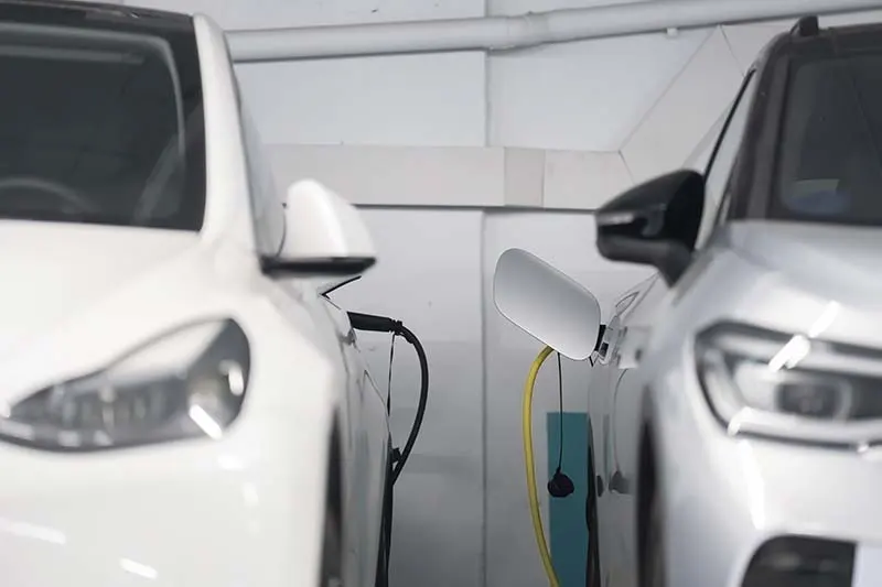 Los vehículos eléctricos tienen menor impacto ambiental durante su vida útil respecto a los coches de gasolina