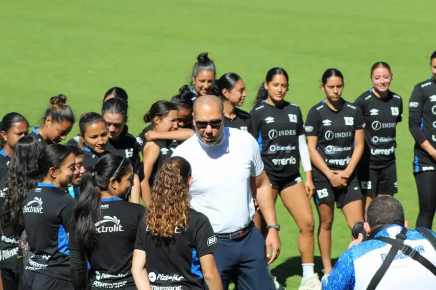 Yamil Bukele visita entrenamiento de la Selecta Femenina y promete mayor apoyo al fútbol femenino