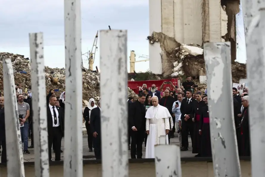 El papa rezó en la zona cero de la explosión del puerto de Beirut y consoló a las familias