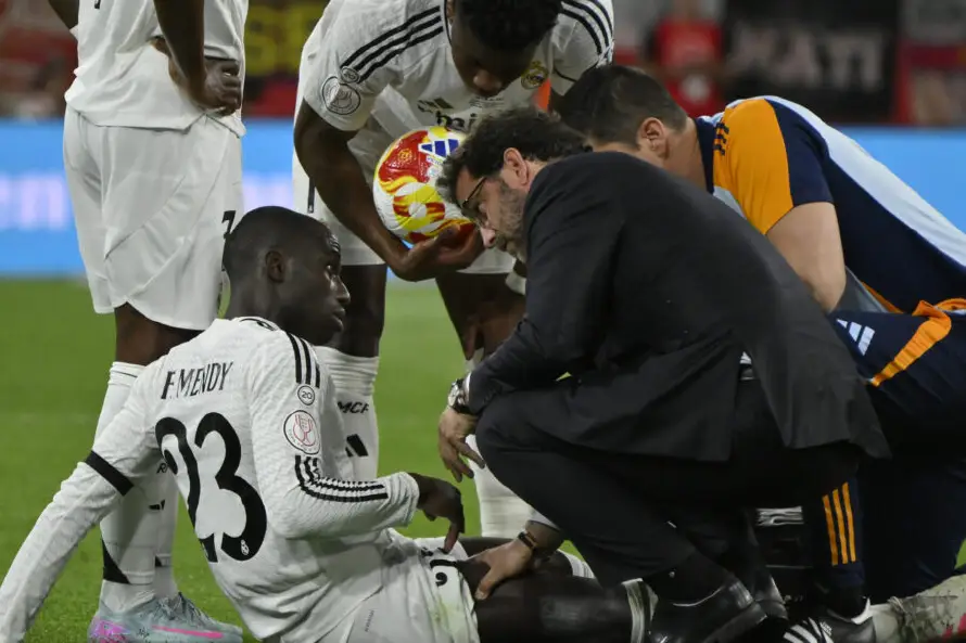 Ferland Mendy, lateral del Real Madrid, sufre nueva lesión y se despide del 2025