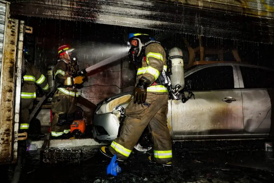 Bomberos sofocó dos incendios en taller y predio baldío en San Salvador