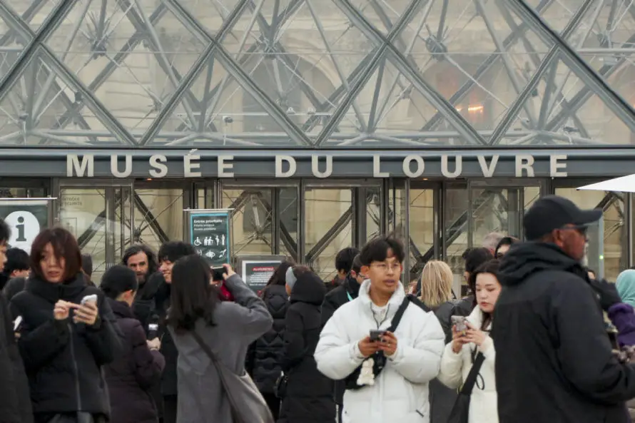 Los trabajadores del Museo del Louvre votan "por unanimidad" mantener la huelga
