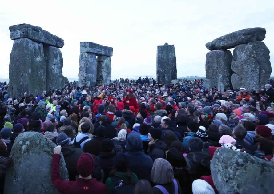 Miles celebran el solsticio de invierno en Stonehenge entre cánticos y rituales